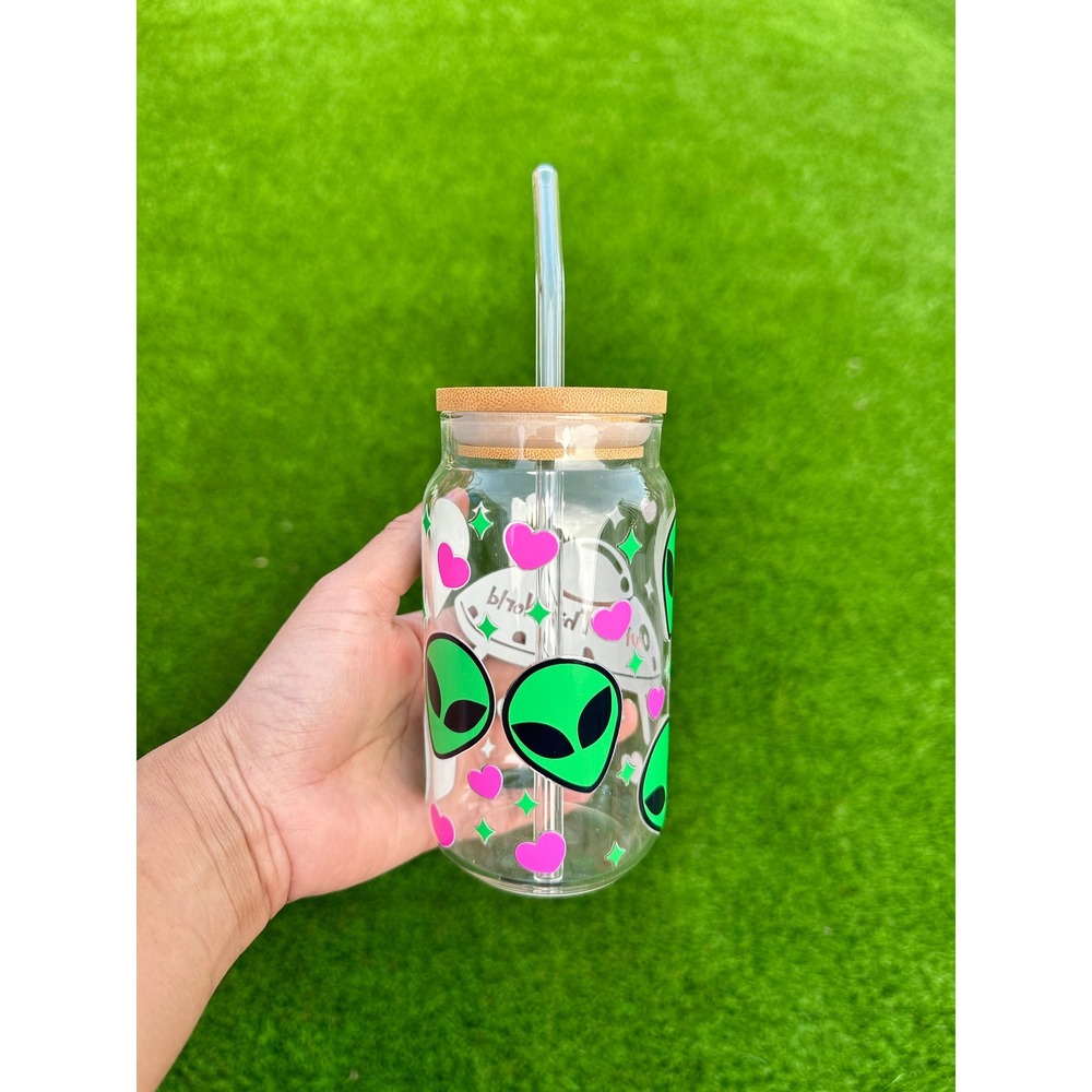 16oz UV DTF Alien with pink hearts and ufos Glass can